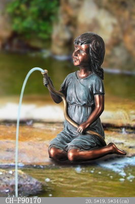 Fontaine d'eau de fille de Littele Spitters avec la pompe fournisseur
