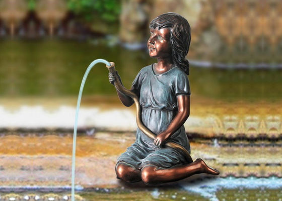 Fontaine d'eau de fille de Littele Spitters avec la pompe fournisseur